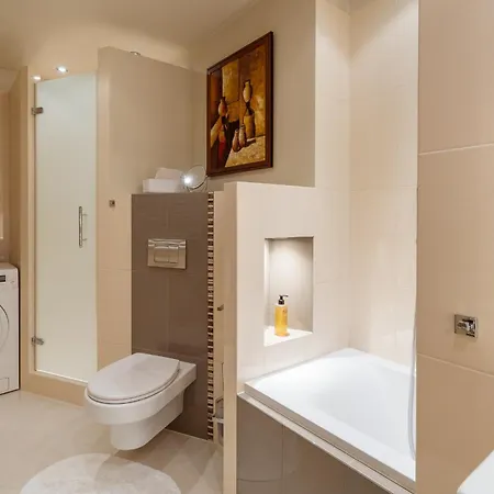 Big Prestige - 6 Min Main Square Apartamento