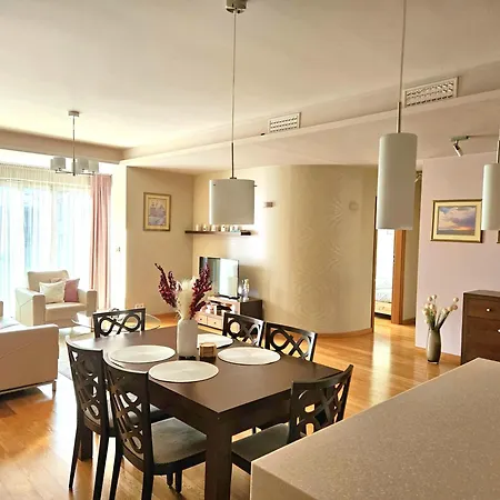 Big Prestige - 6 Min Main Square Apartamento