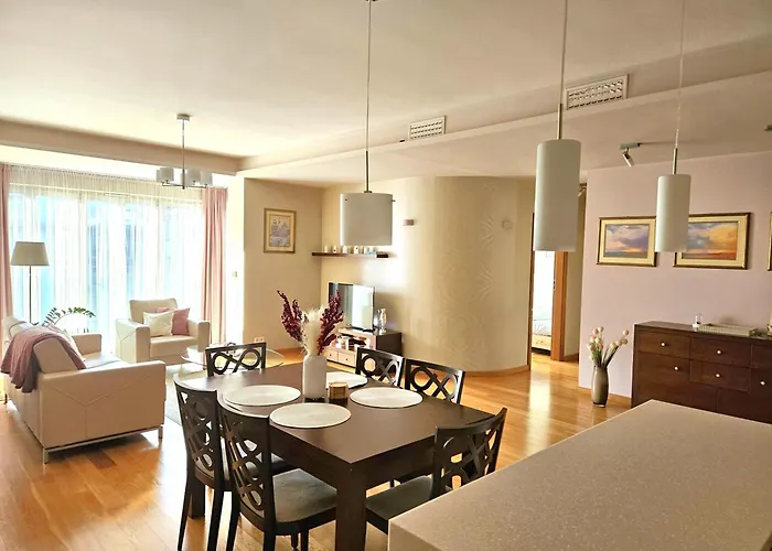 Big Prestige - 6 Min Main Square Apartamento